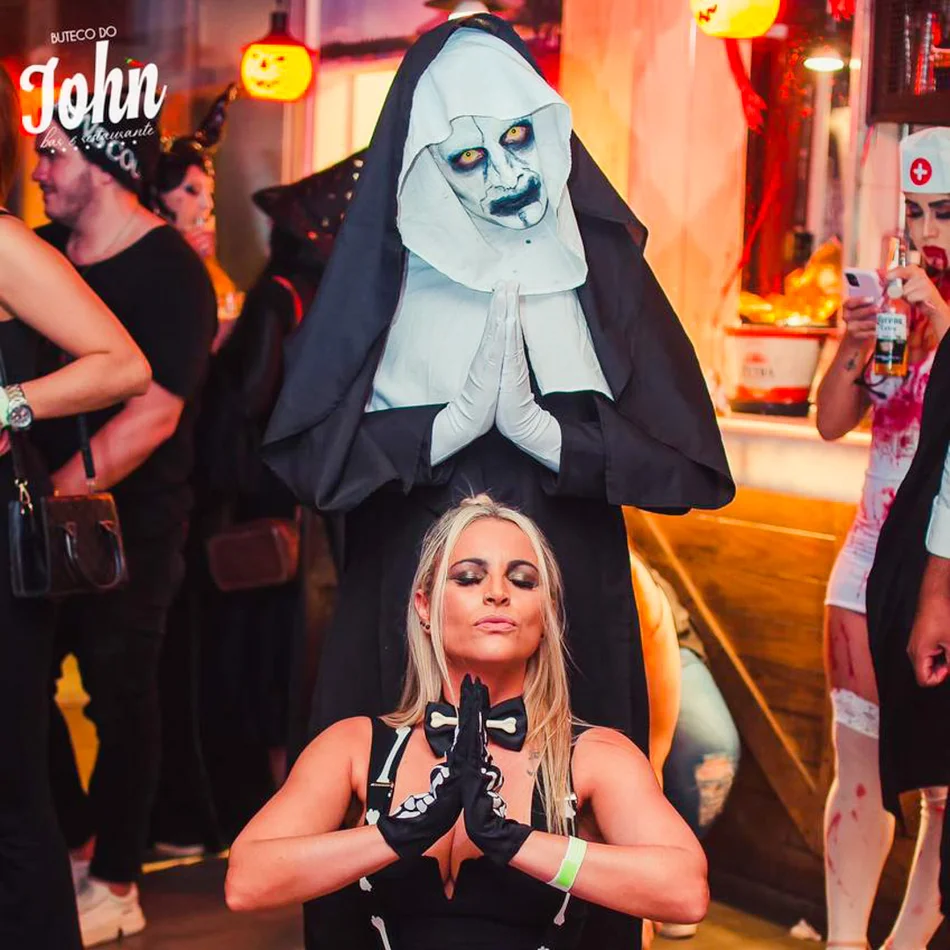 A Freira em São Paulo durante apresentação de terror com ator performático e maquiagem FX