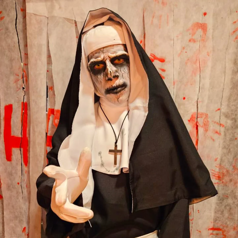 A Freira personagem vivo de terror em evento temático com caracterização profissional