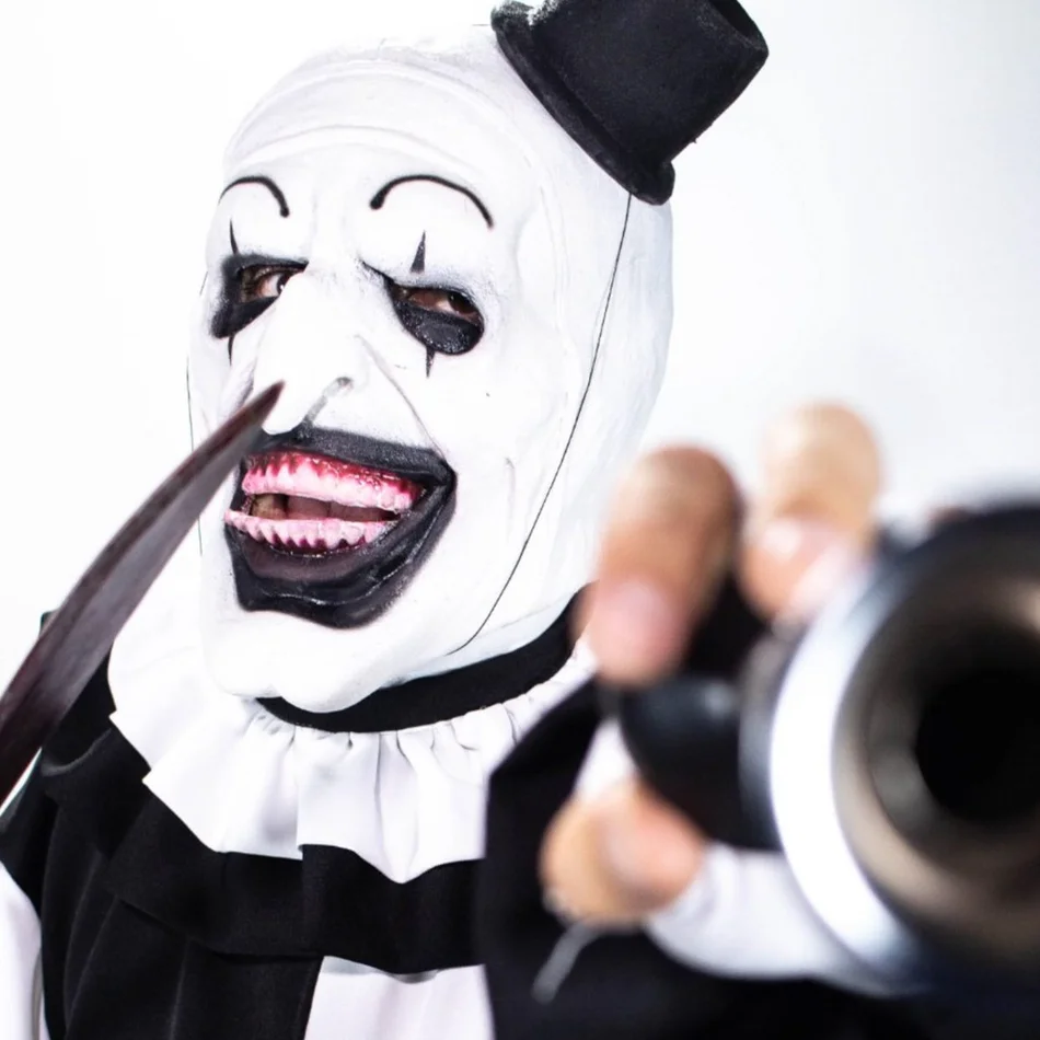 Art O Palhaço com figurino cinematográfico durante festa temática de terror em São Paulo Art O Palhaço com figurino cinematográfico durante festa temática de terror em São Paulo