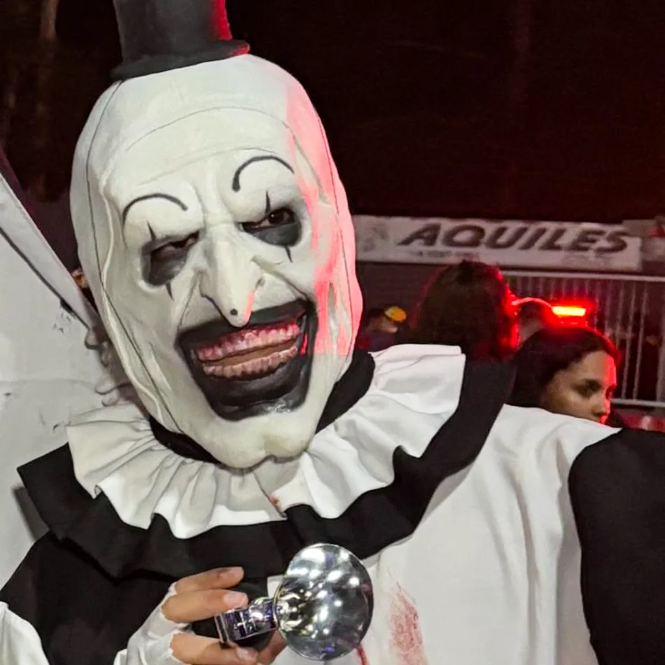 Art O Palhaço em evento de terror com maquiagem FX, figurino realista e atuação performática Art O Palhaço em evento de terror com maquiagem FX, figurino realista e atuação performática