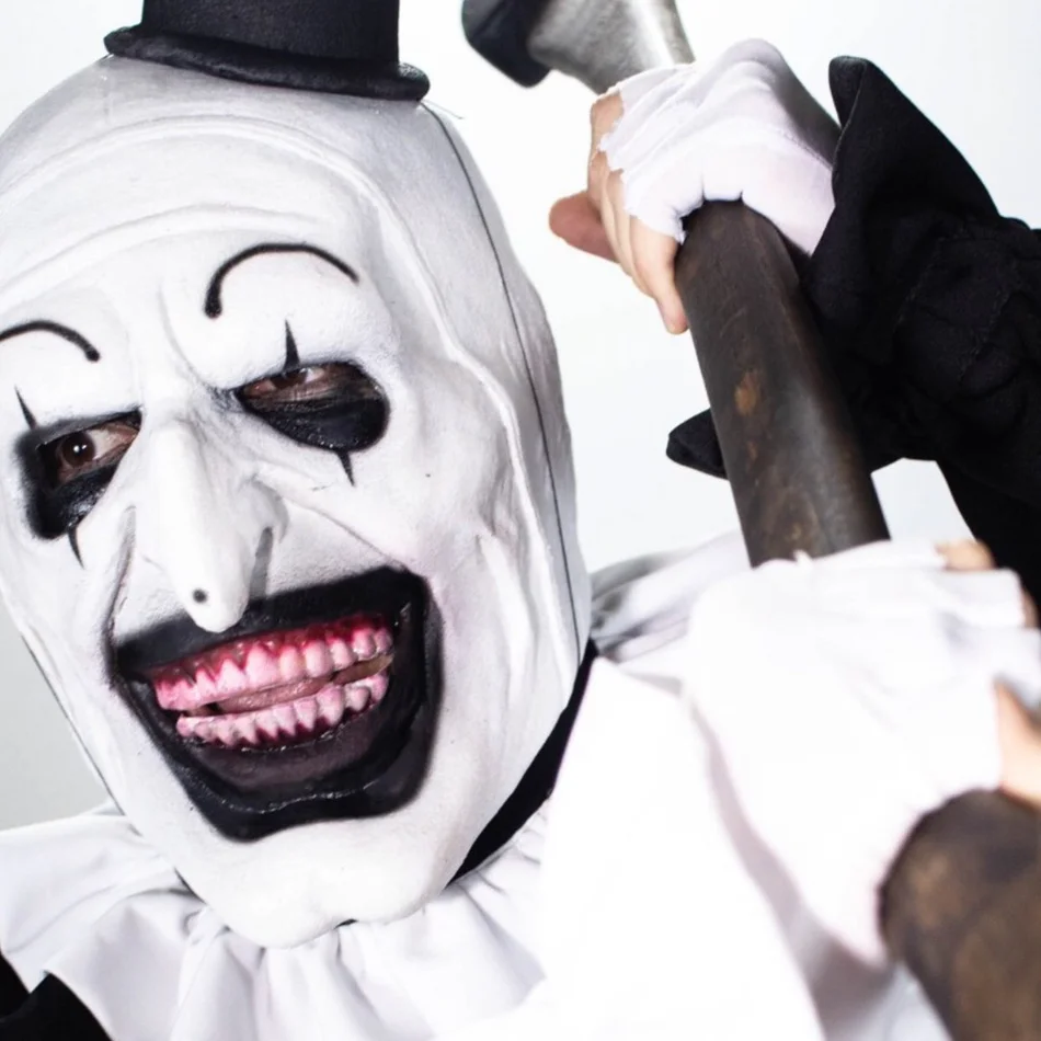 Art O Palhaço interagindo com convidados em festa de Halloween com caracterização profissional Art O Palhaço interagindo com convidados em festa de Halloween com caracterização profissional