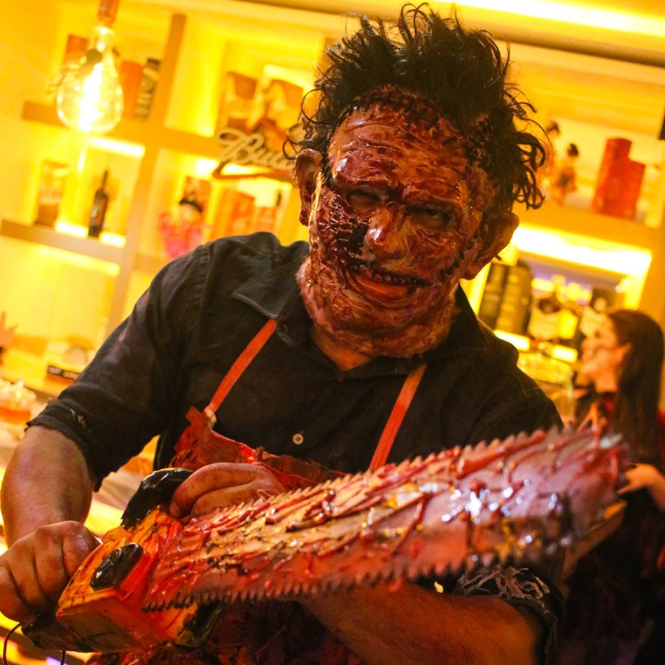 Ator caracterizado como Leatherface em festa temática no Bairro Jardim em Santo André Ator caracterizado como Leatherface em festa temática no Bairro Jardim em Santo André