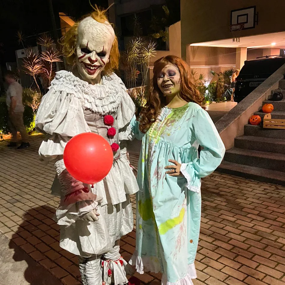 Ator caracterizado como Pennywise interagindo com convidados em festa em Barueri Ator caracterizado como Pennywise interagindo com convidados em festa em Barueri