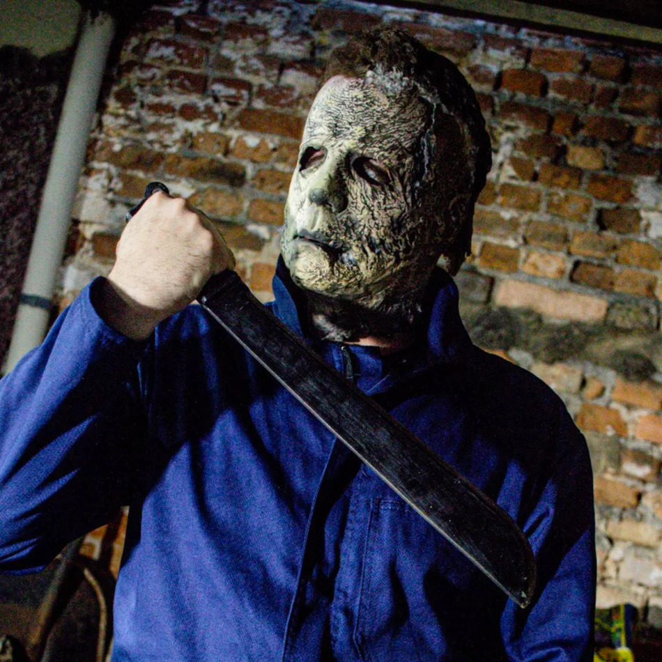 Ator caracterizado de Michael Myers em evento temático de Halloween na cidade de Osasco