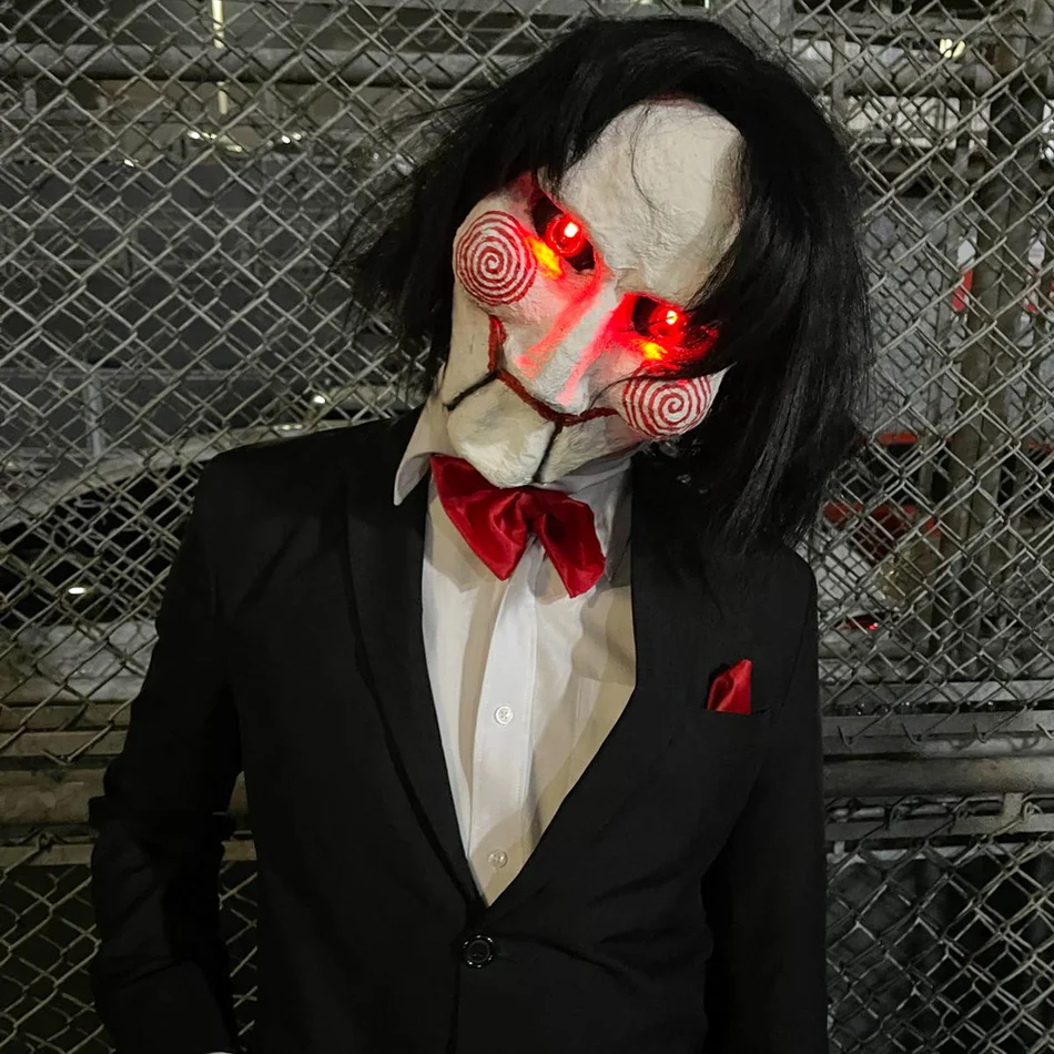 Ator performático caracterizado como Boneco Billy interagindo com convidados em festa de terror Ator performático caracterizado como Boneco Billy interagindo com convidados em festa de terror
