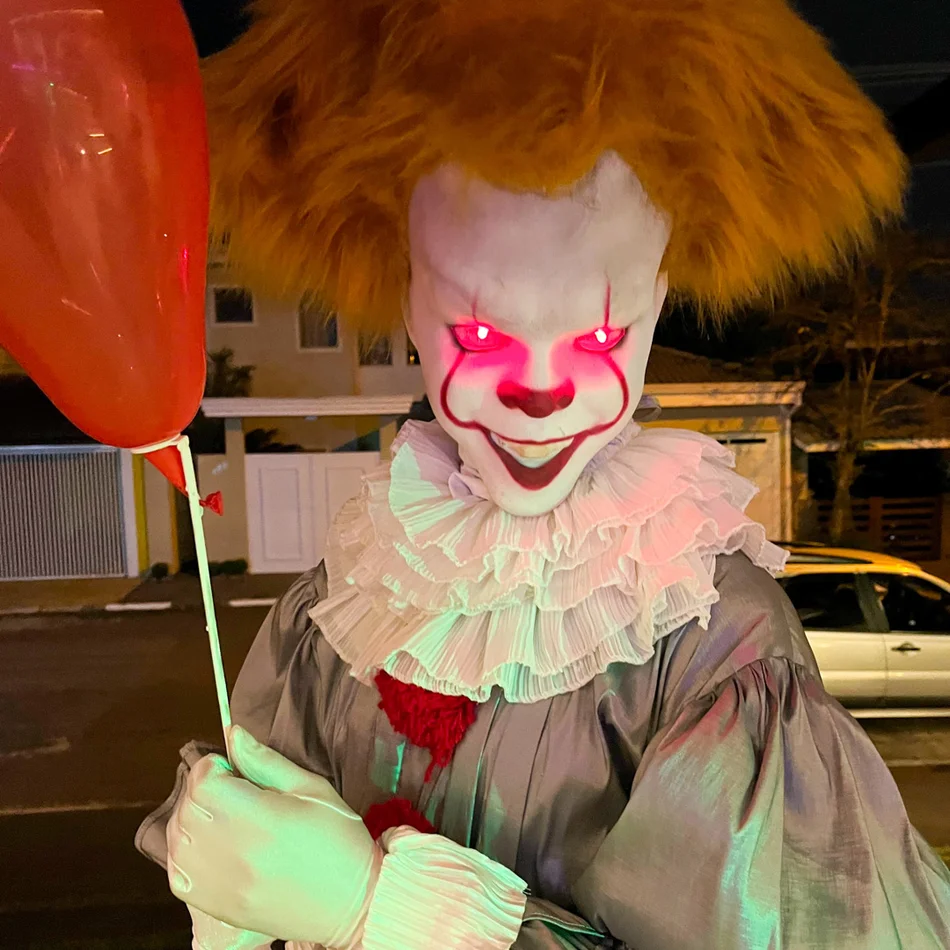 Ator performático em maquiagem FX realista para show temático de terror em São Paulo