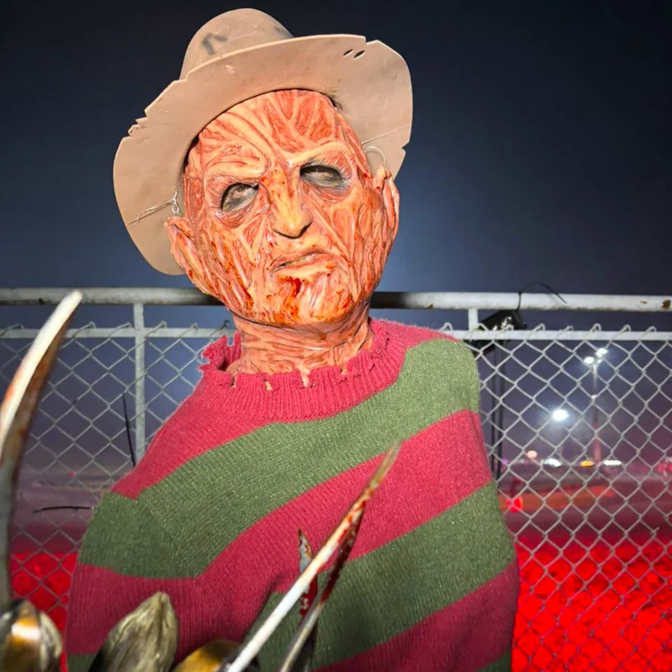 Ator profissional com figurino cinematográfico de terror interativo em festa de Halloween Ator profissional com figurino cinematográfico de terror interativo em festa de Halloween