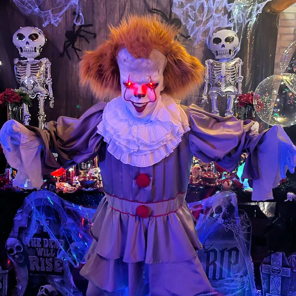 Ator vestido de Pennywise para festa de Halloween em condomínio em Santana de Parnaíba Ator vestido de Pennywise para festa de Halloween em condomínio em Santana de Parnaíba
