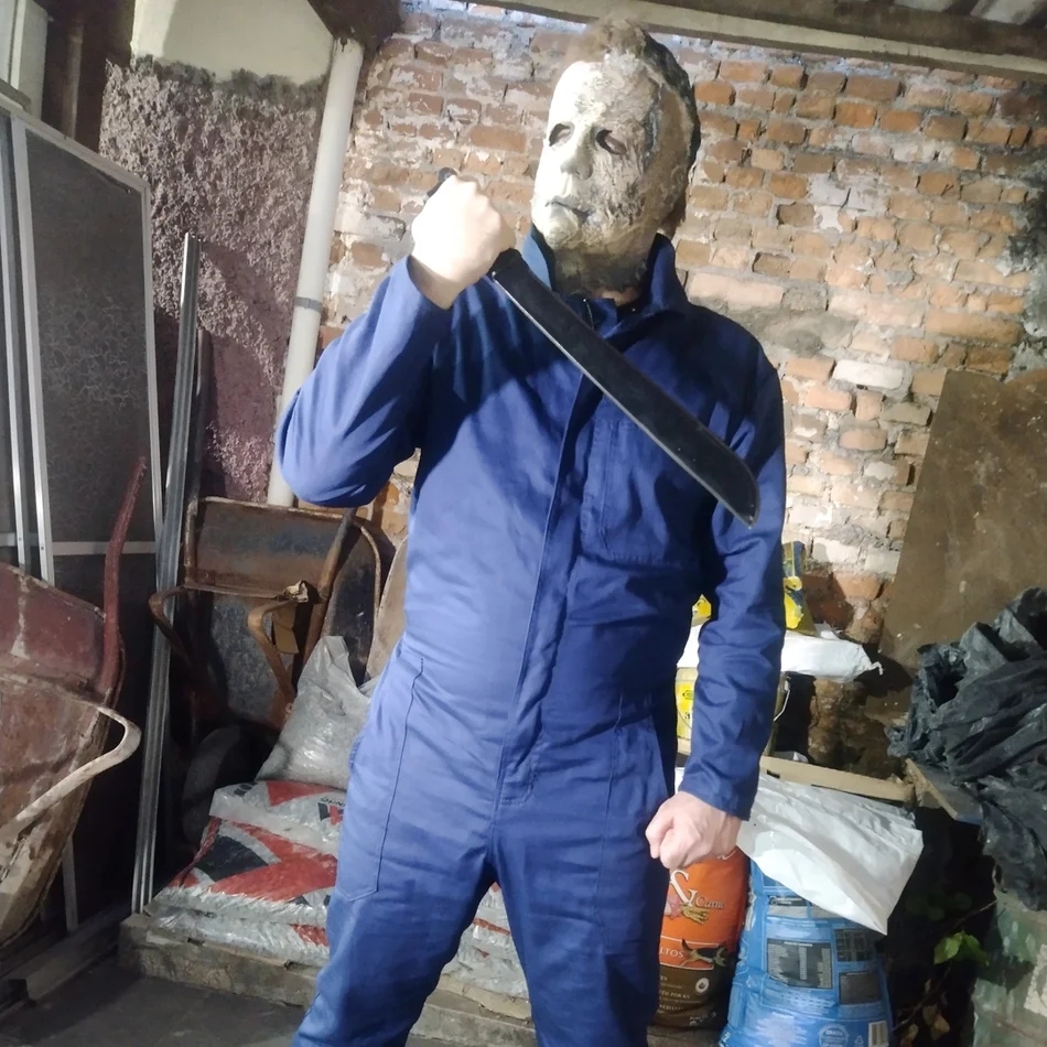 Ator caracterizado como Michael Myers com mascara realista em festa de Halloween em São Paulo