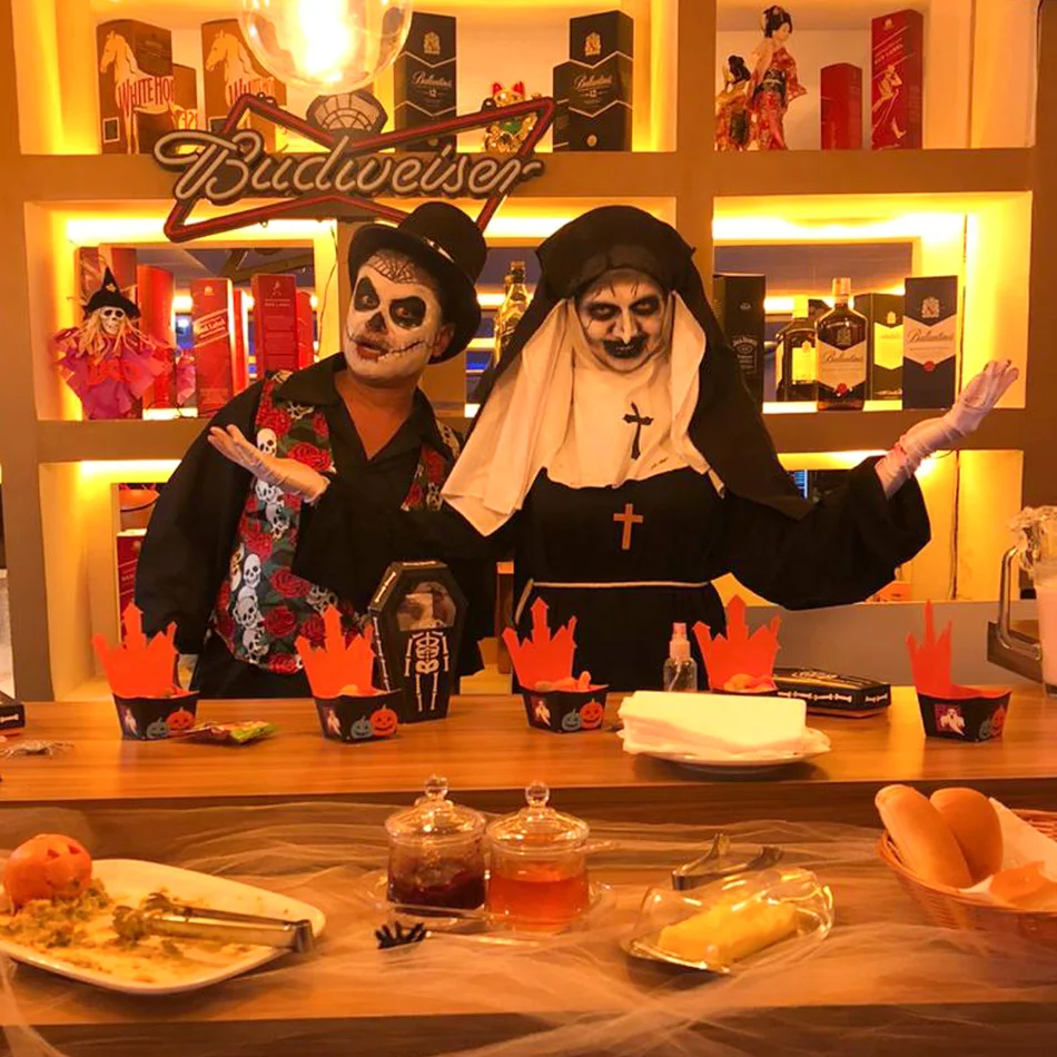Monstros assustando na festa de Halloween Monstros assustando na festa de Halloween