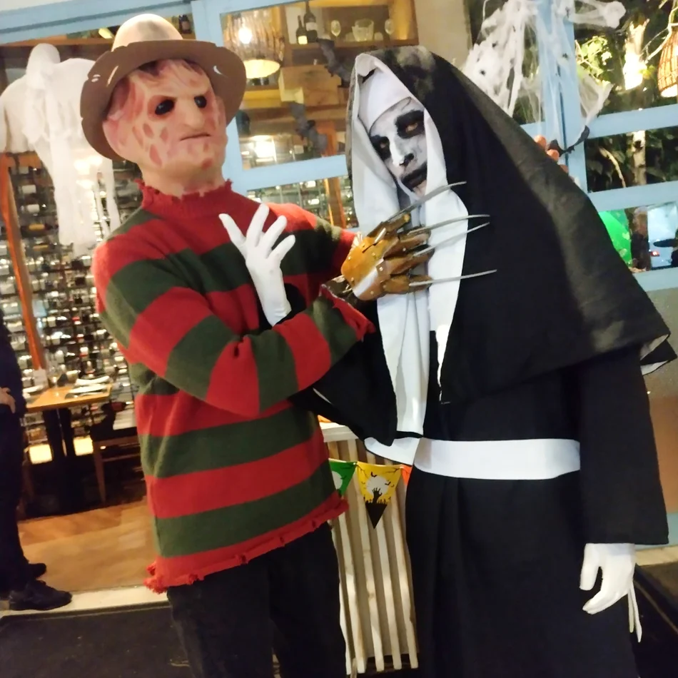 Monstros fazendo medo na festa de Halloween Monstros fazendo medo na festa de Halloween