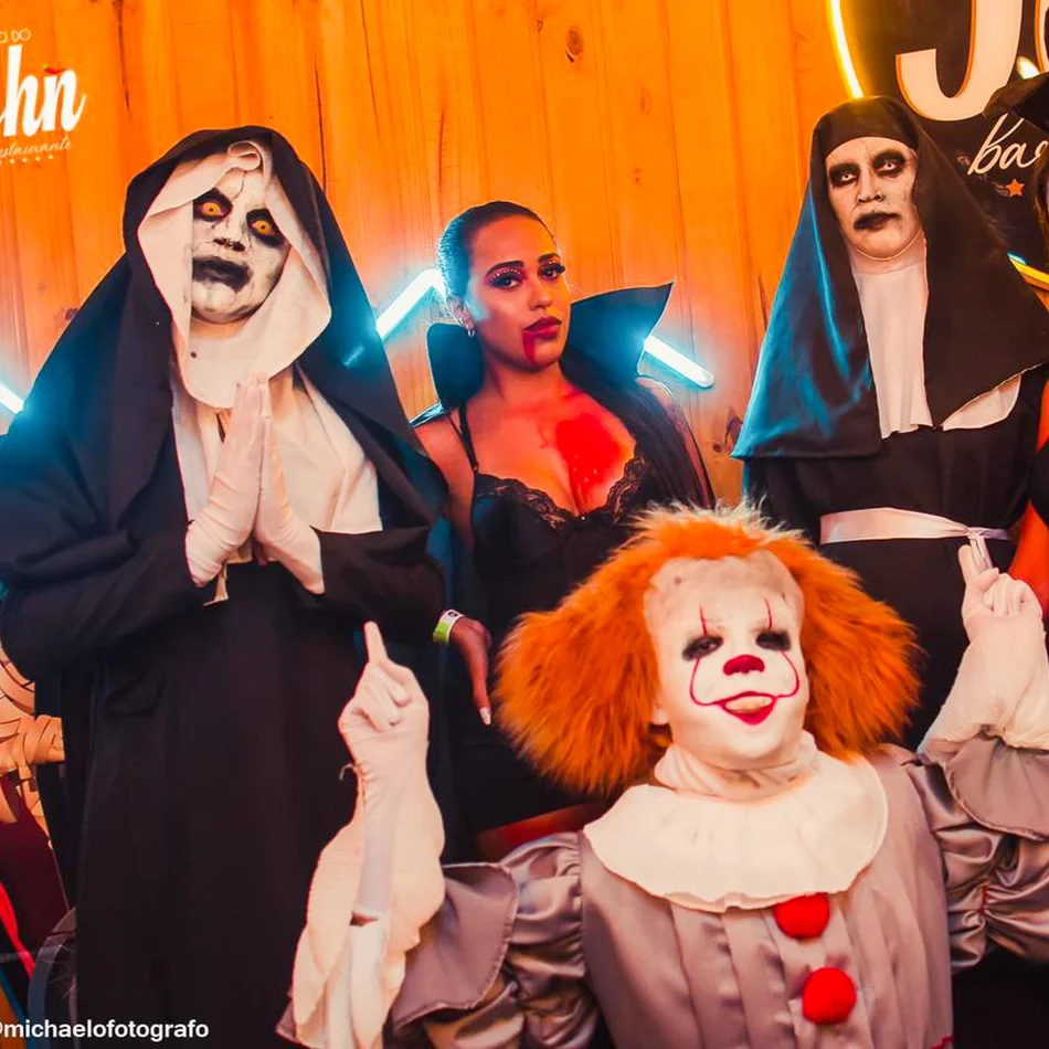 Monstros fazendo medo na festa de Halloween Monstros fazendo medo na festa de Halloween