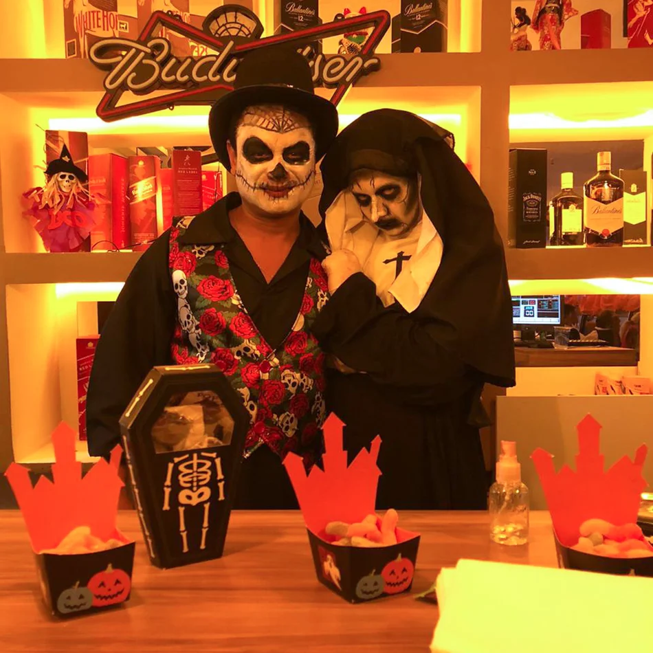 Monstros assustando na festa de Halloween