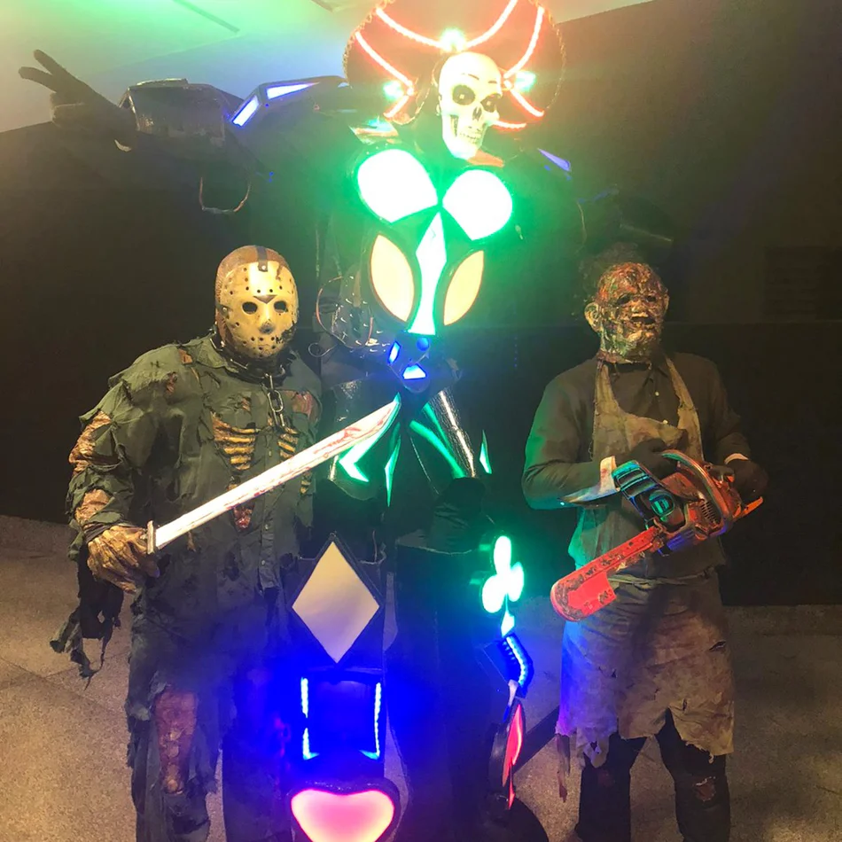 Monstros assustando pessoas na festa de Halloween
