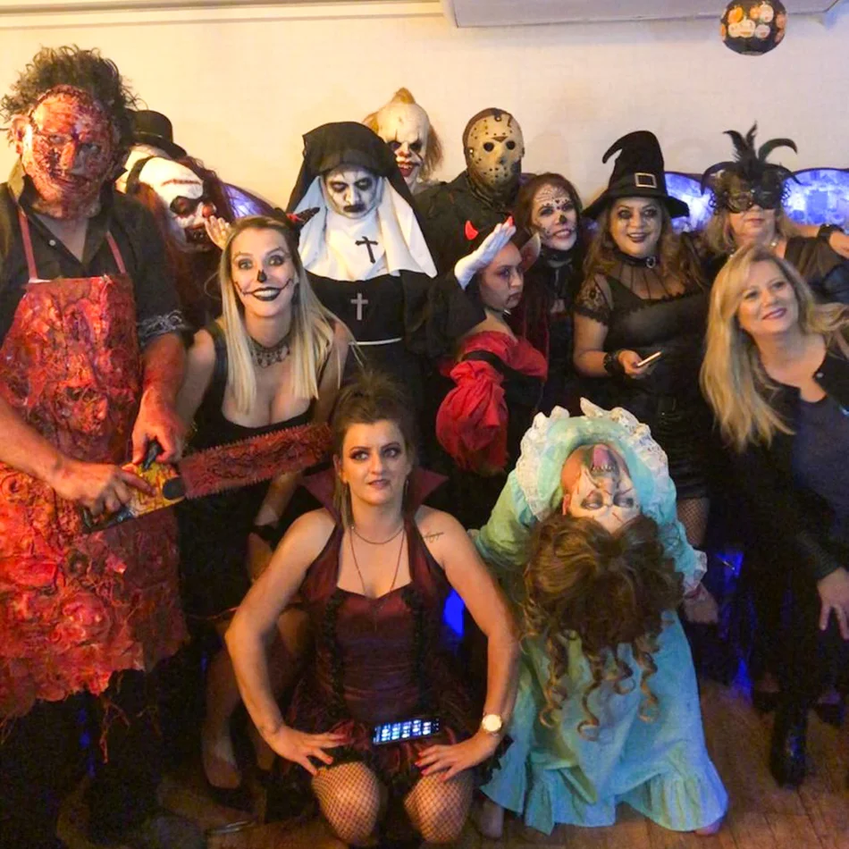 Monstros assustando pessoas na festa de Halloween