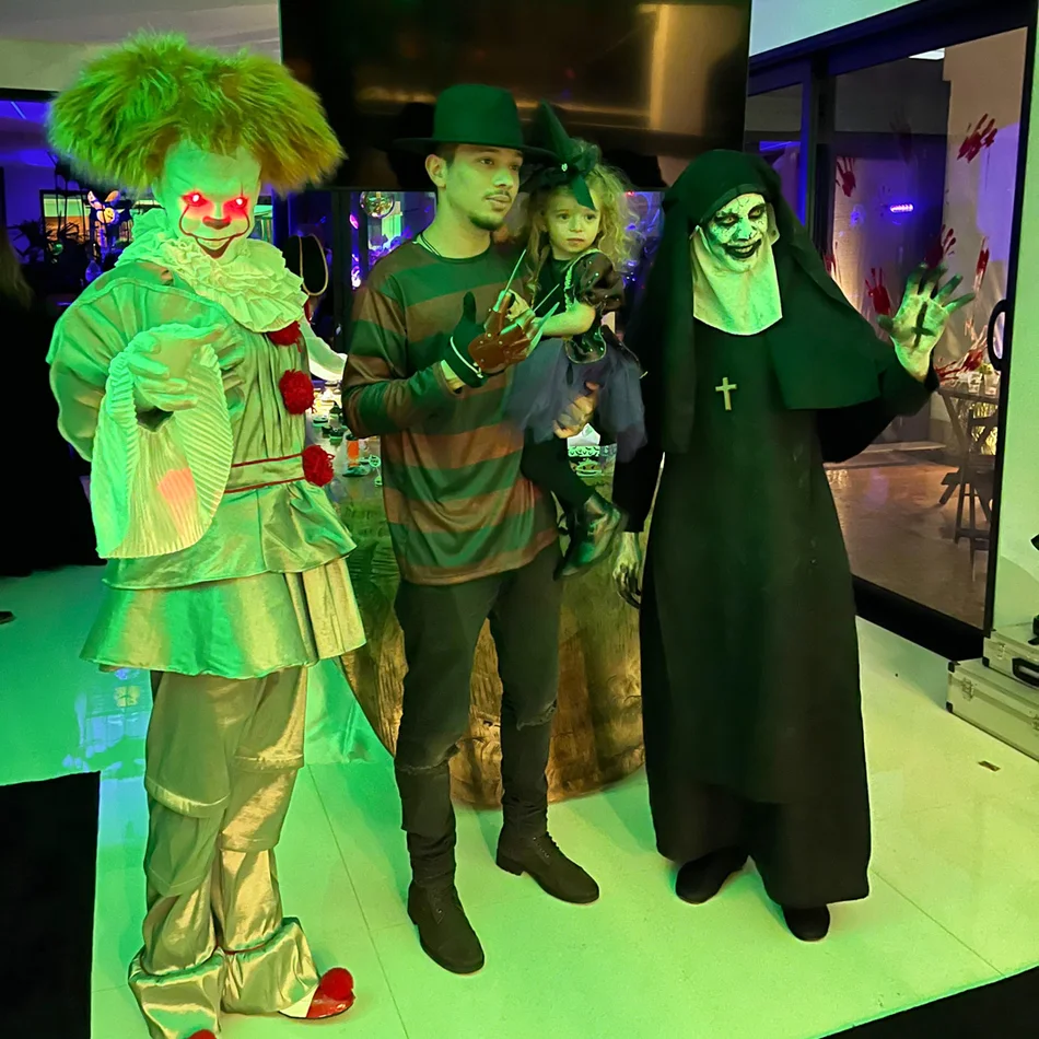 Monstros assustando na festa de Halloween Monstros assustando na festa de Halloween