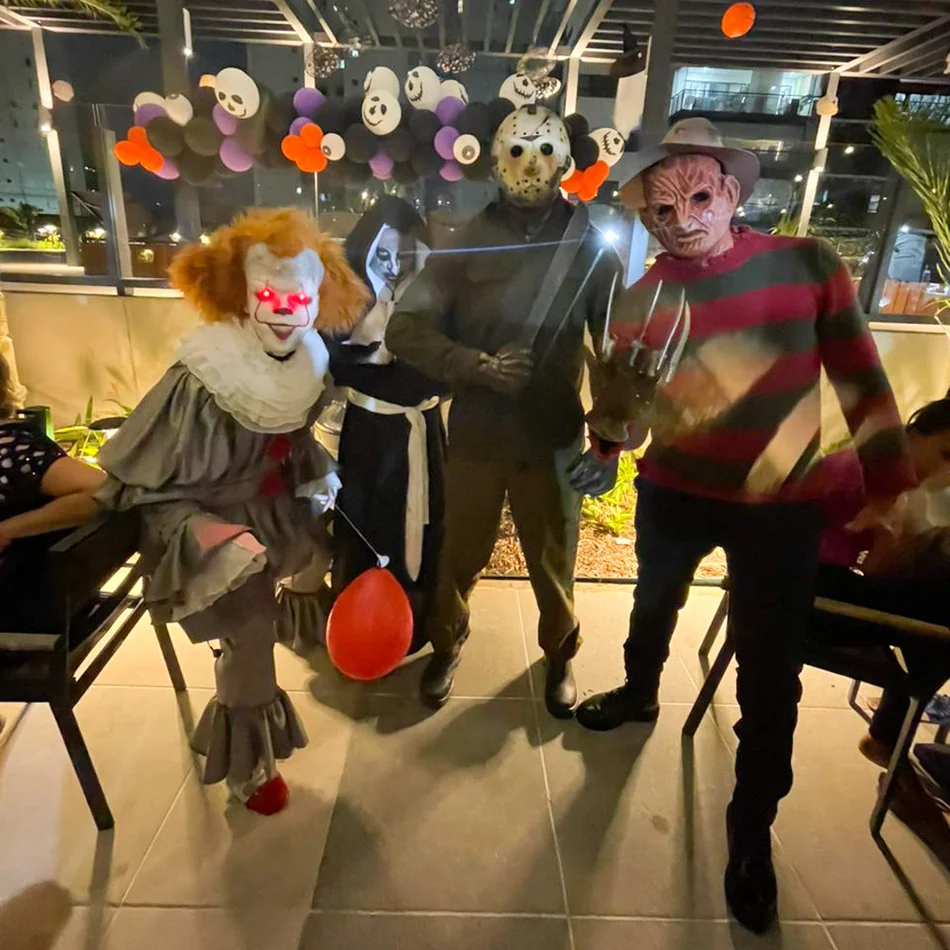 Personagens de Halloween fazendo medo na festa Personagens de Halloween fazendo medo na festa