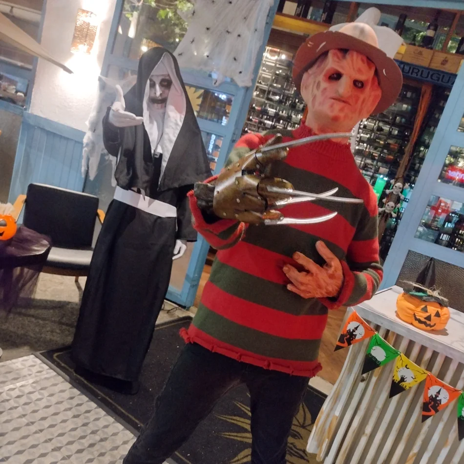 Personagens de Halloween fazendo medo na festa Personagens de Halloween fazendo medo na festa
