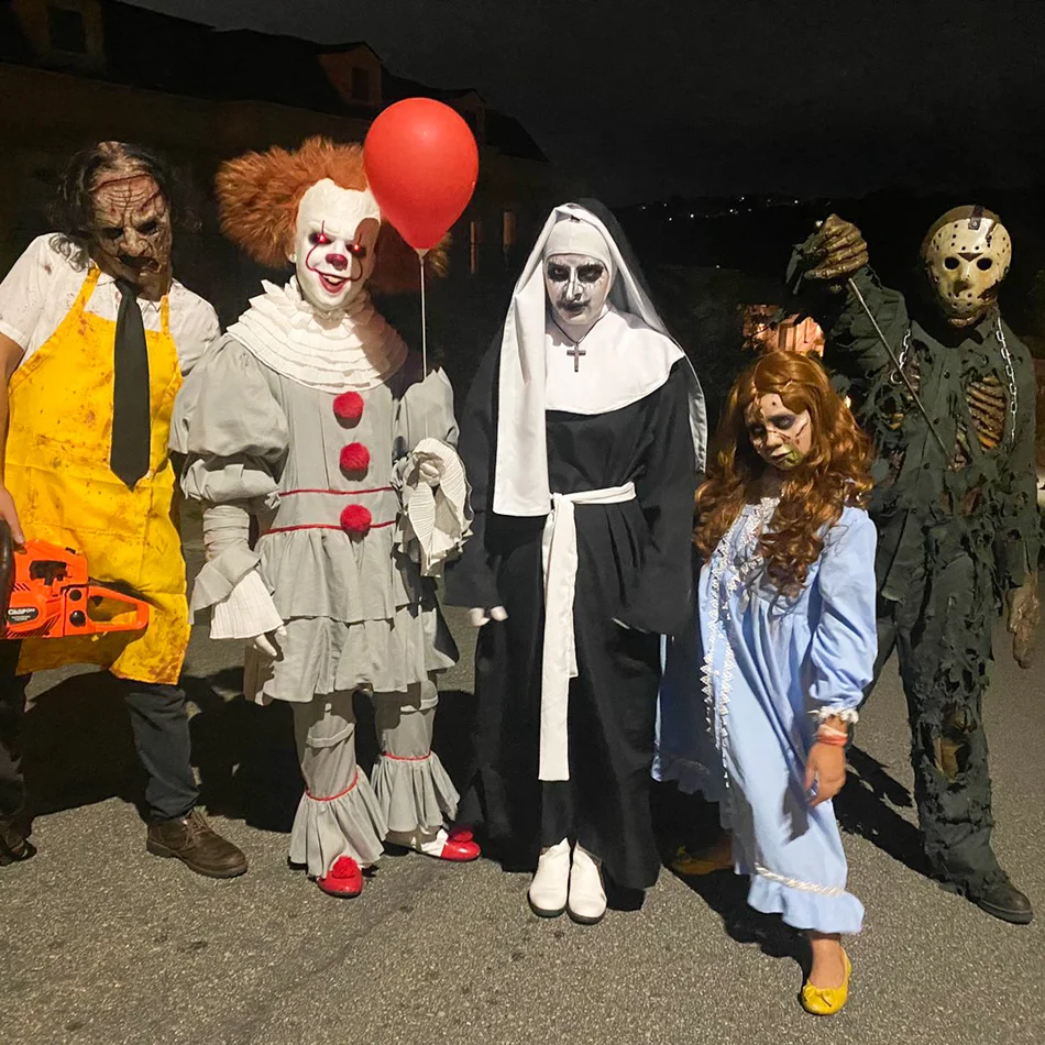 Personagens de Halloween assustando na festa