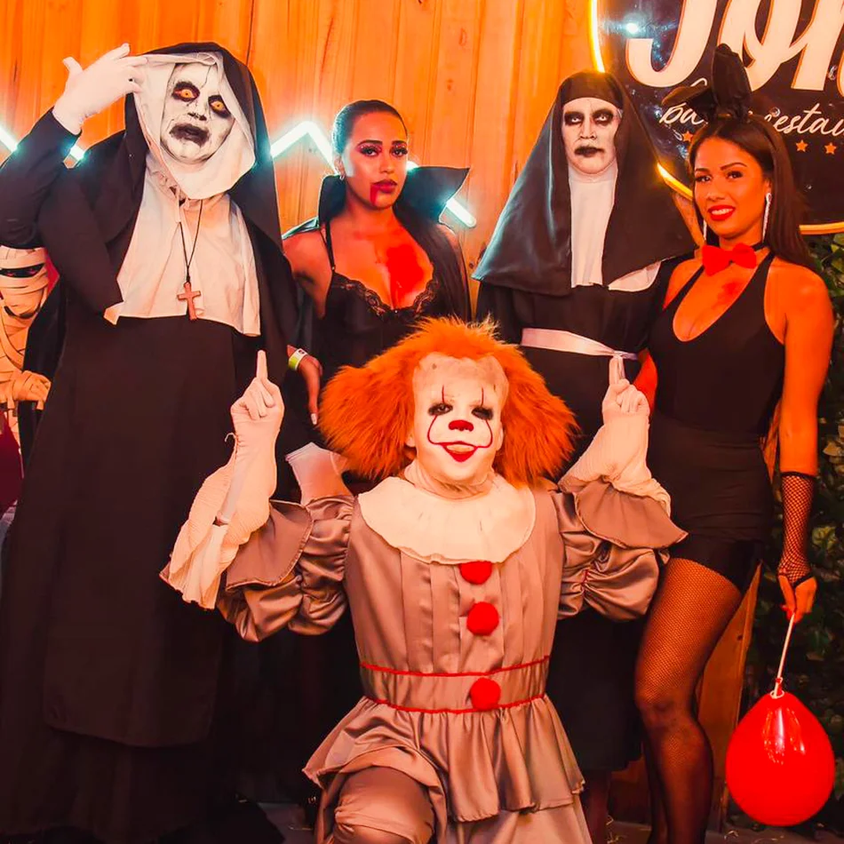 Personagens de Halloween assustando na festa