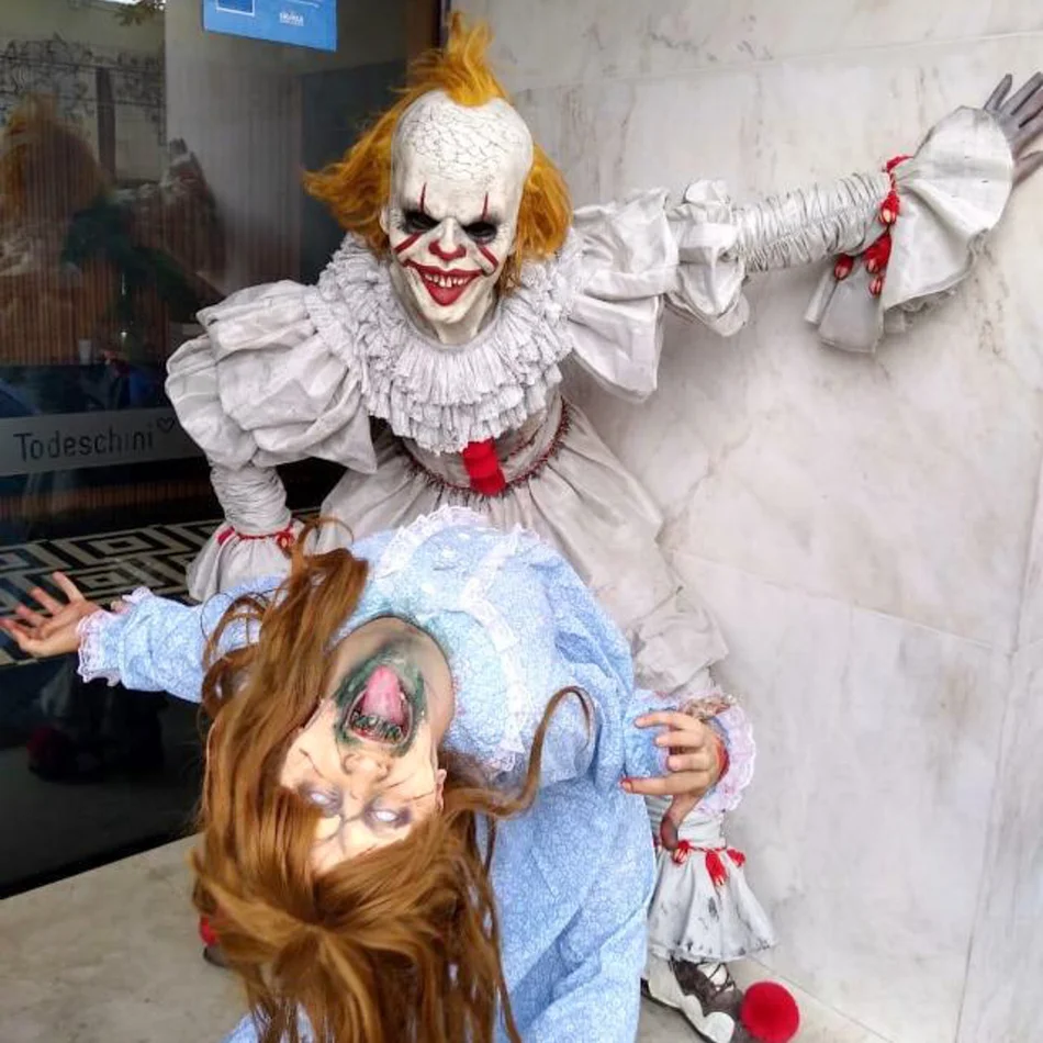 Personagens de Halloween assustando pessoas na festa