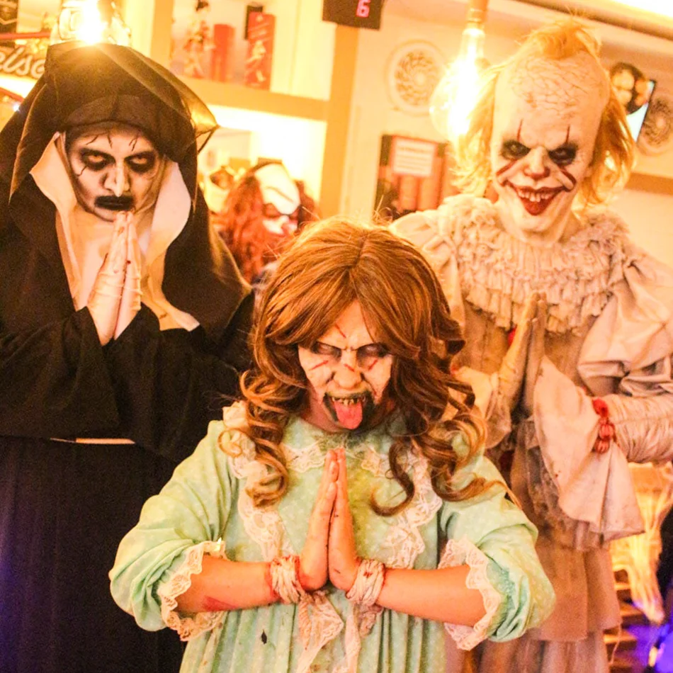 Personagens de Halloween assustando pessoas na festa Personagens de Halloween assustando pessoas na festa