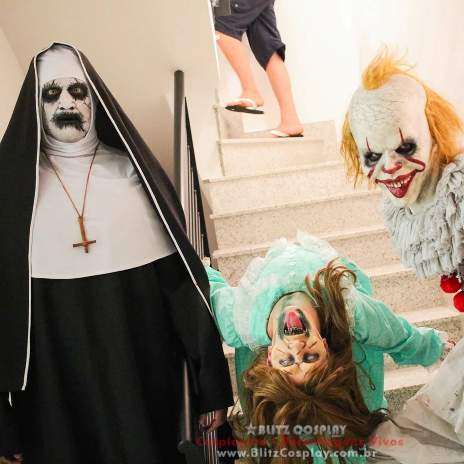 Personagens de Halloween assustando pessoas na festa Personagens de Halloween assustando pessoas na festa