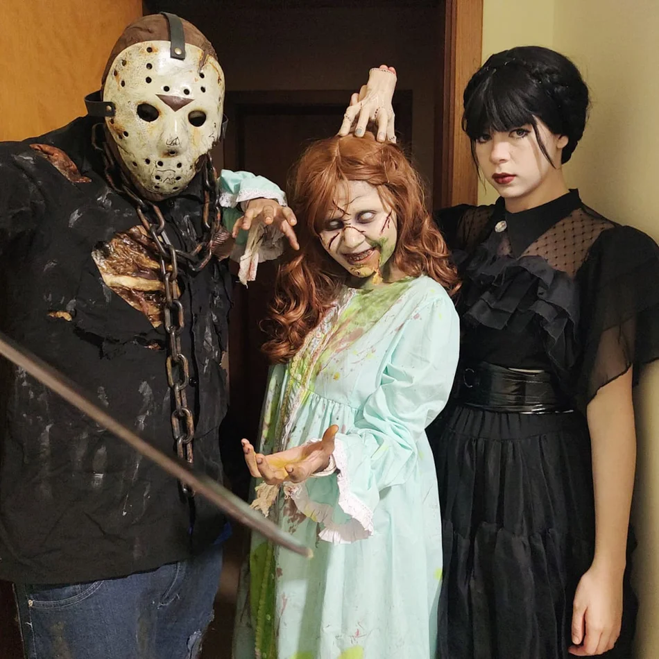 Personagens de Halloween assustando pessoas na festa Personagens de Halloween assustando pessoas na festa