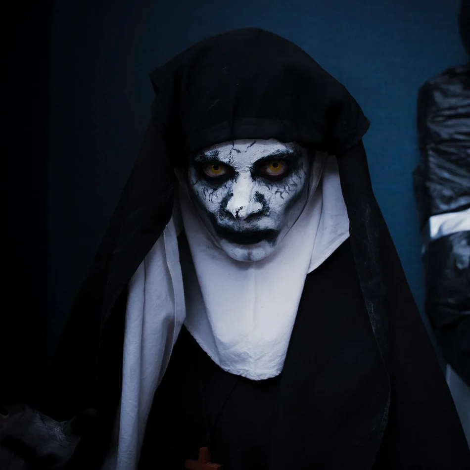 Freira assustadora e Ghostface em performance de Halloween no ABC Paulista Freira assustadora e Ghostface em performance de Halloween no ABC Paulista