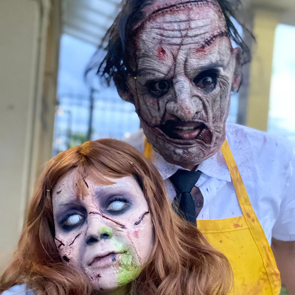 Personagens de terror assustando na festa