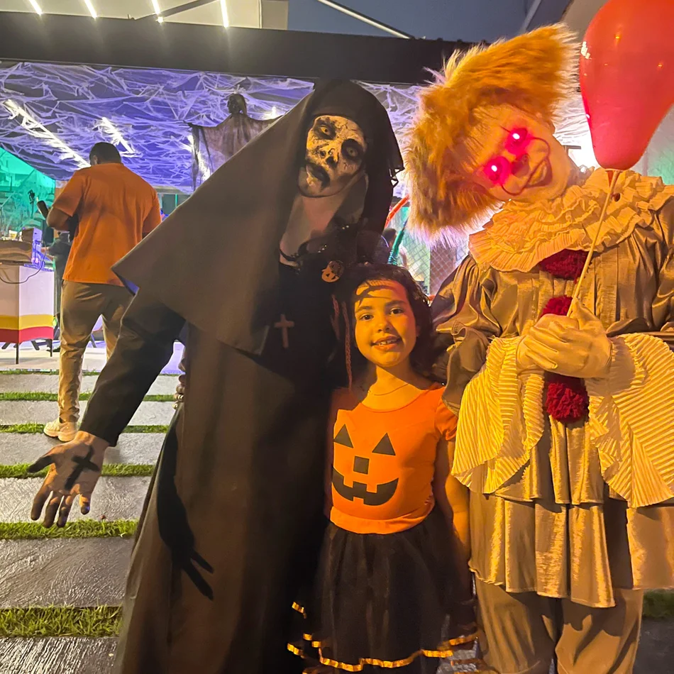 Personagens de terror assustando pessoas na festa