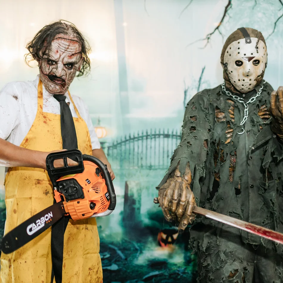 Personagens de terror fazendo medo na festa