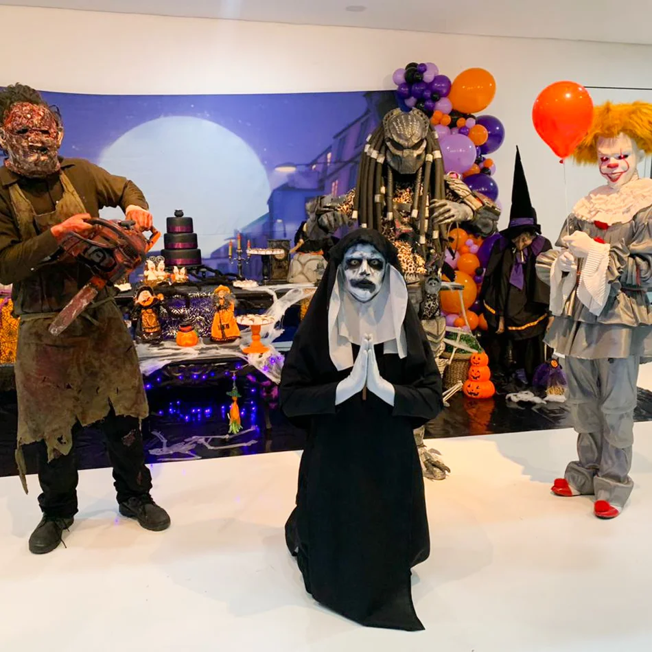 Personagens de terror fazendo medo na festa