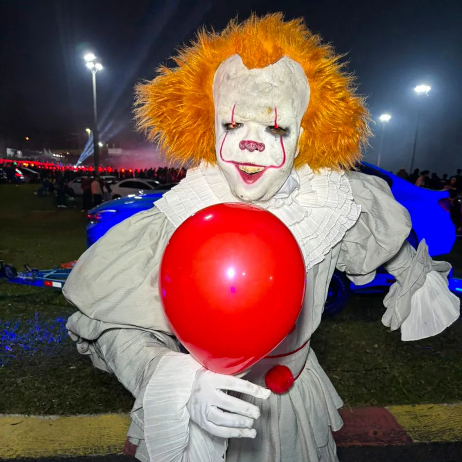 Personagem Pennywise interagindo com convidados em festa corporativa de terror em Itupeva