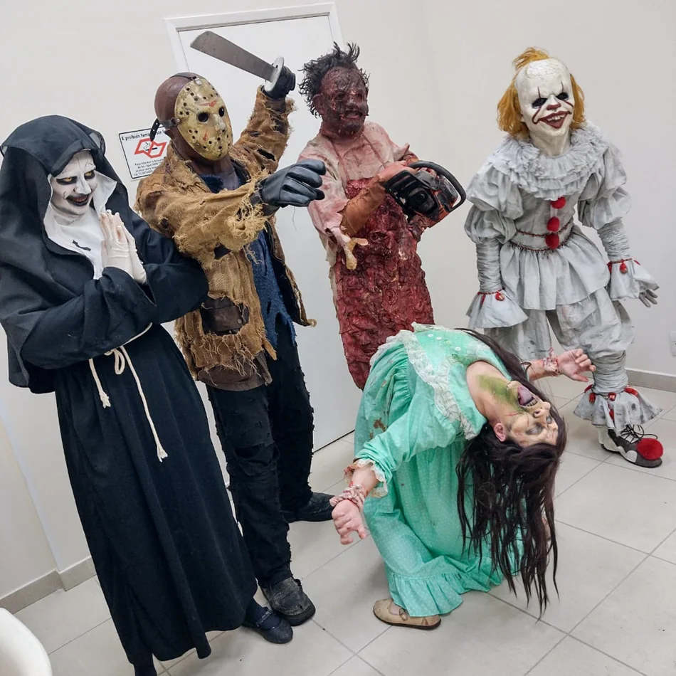 Personagens de terror assustando pessoas na festa Personagens de terror assustando pessoas na festa