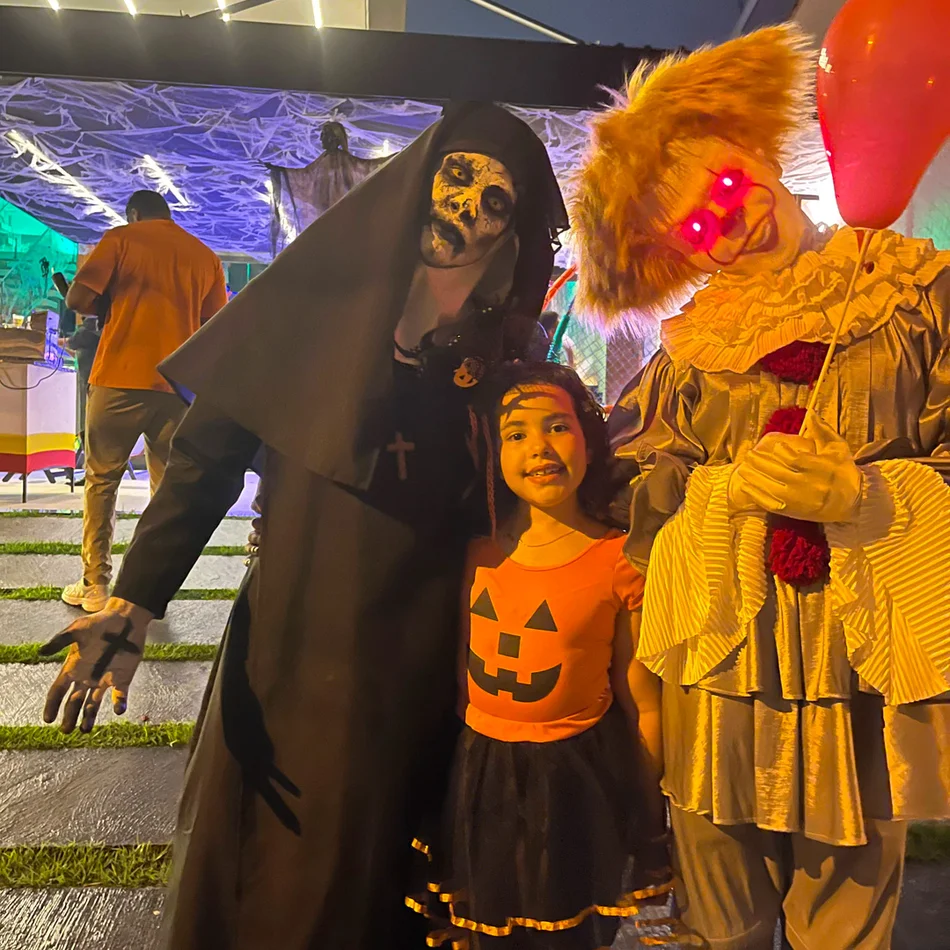 Personagem Pennywise interagindo com convidados em festa de terror no bairro Vila Yara em Osasco