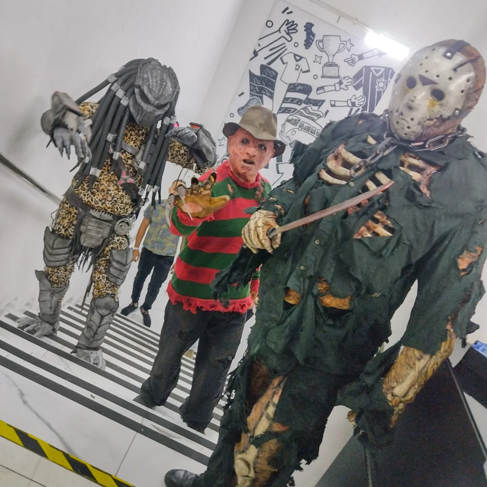 Personagens de terror assustando pessoas na festa Personagens de terror assustando pessoas na festa