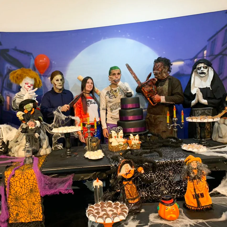 Personagens de terror assustando pessoas na festa