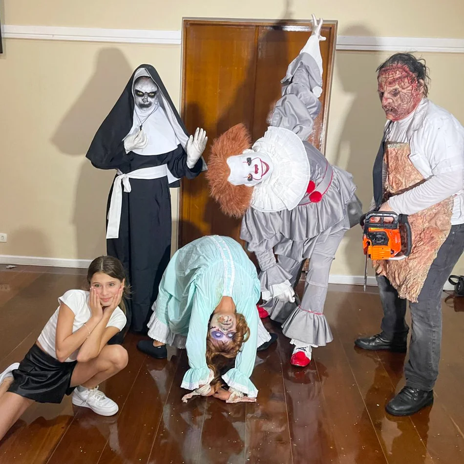 Personagens de terror assustando pessoas na festa Personagens de terror assustando pessoas na festa