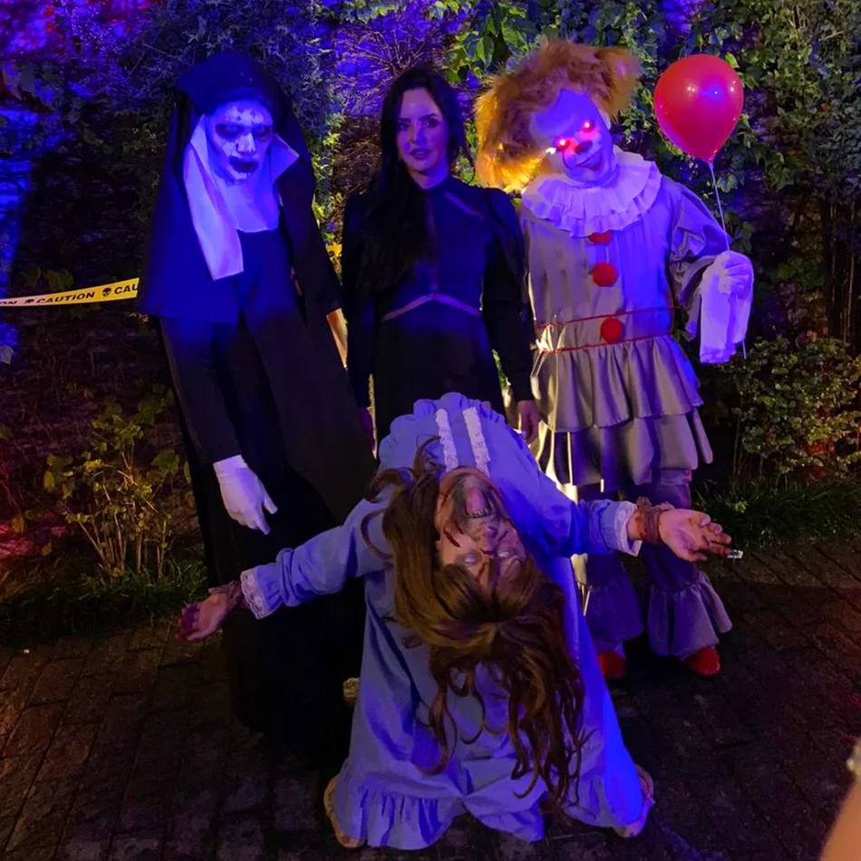 Personagens de terror assustando na festa