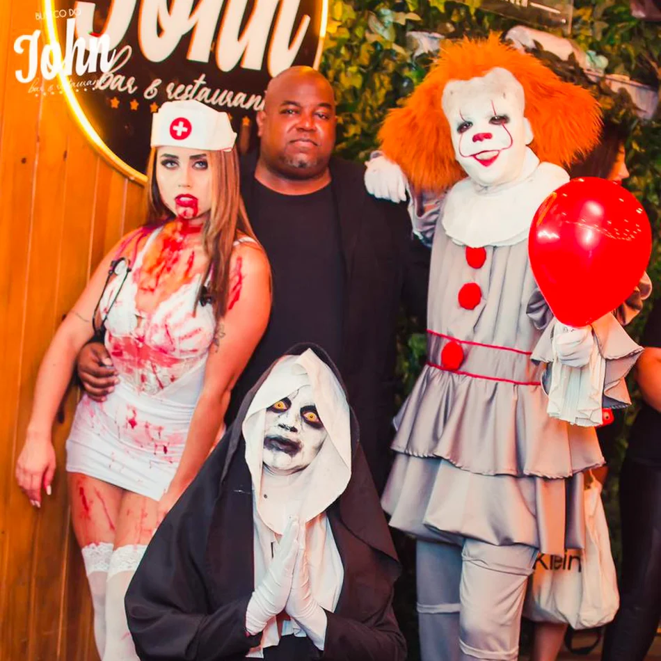Personagens de terror assustando pessoas na festa