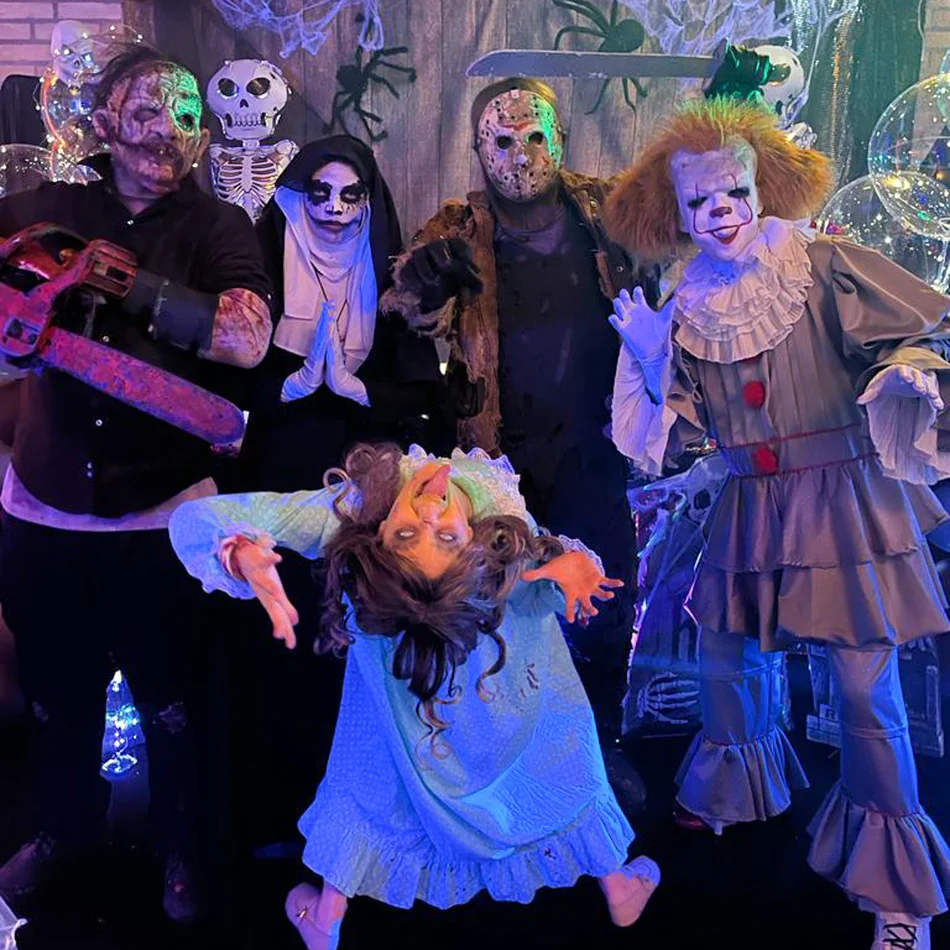 Personagens de terror assustando pessoas na festa Personagens de terror assustando pessoas na festa