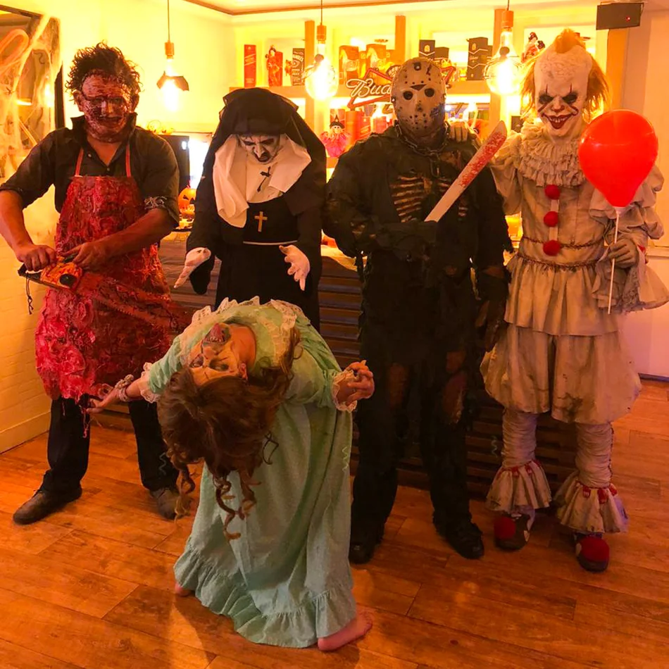Personagens de terror assustando na festa Personagens de terror assustando na festa