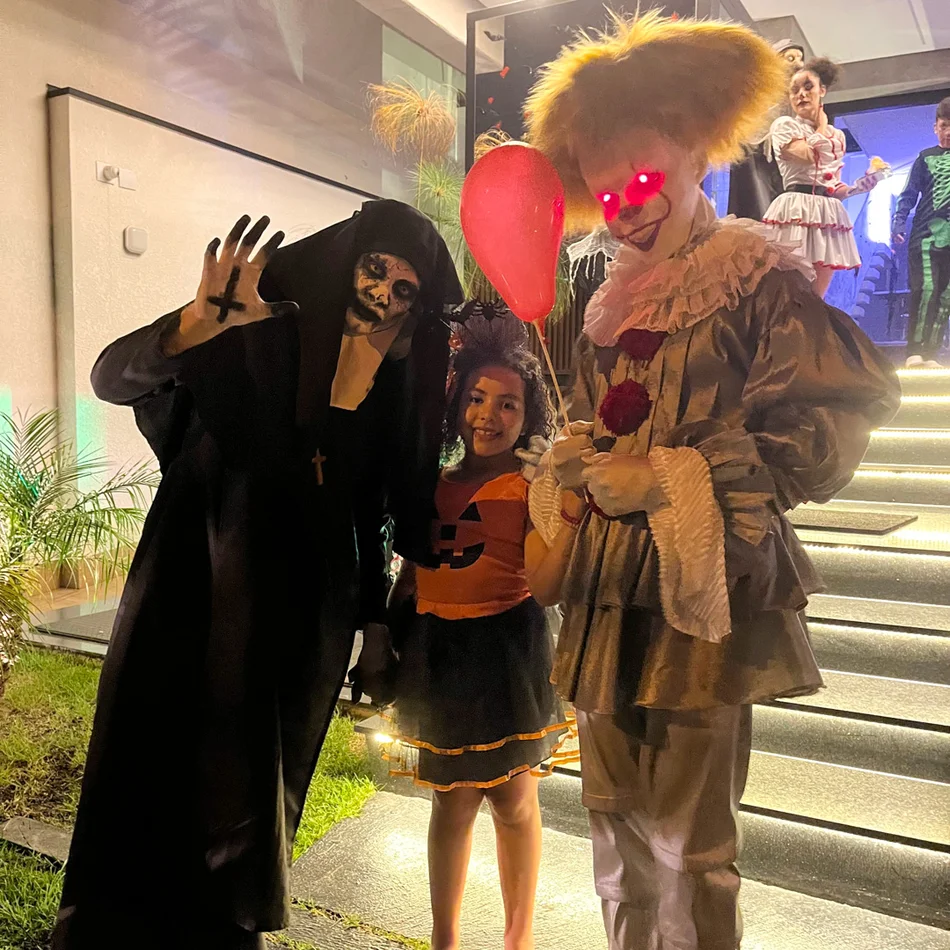 Personagens de terror assustando na festa Personagens de terror assustando na festa