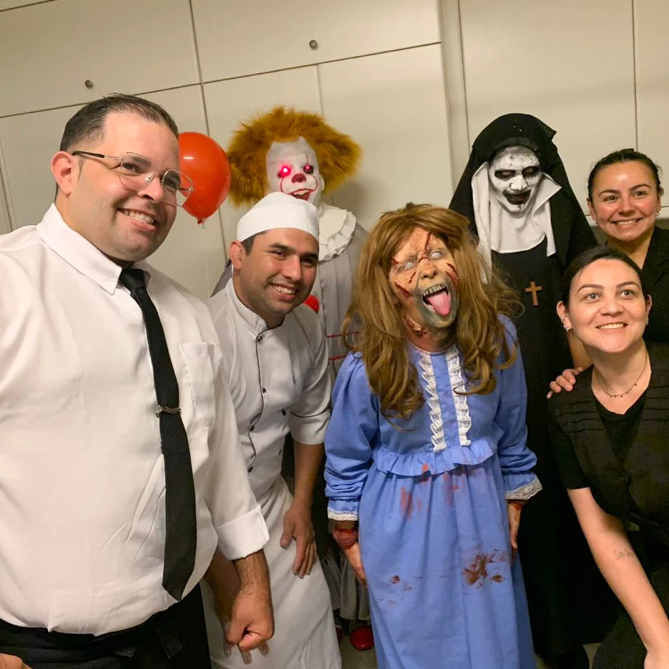 Personagens de terror assustando pessoas na festa Personagens de terror assustando pessoas na festa