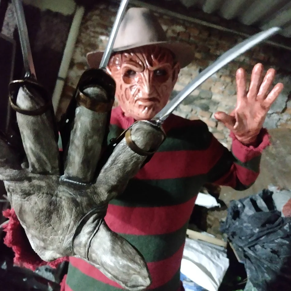 Freddy Krueger com maquiagem FX e luva de lâminas em atração profissional para Halloween Freddy Krueger com maquiagem FX e luva de lâminas em atração profissional para Halloween