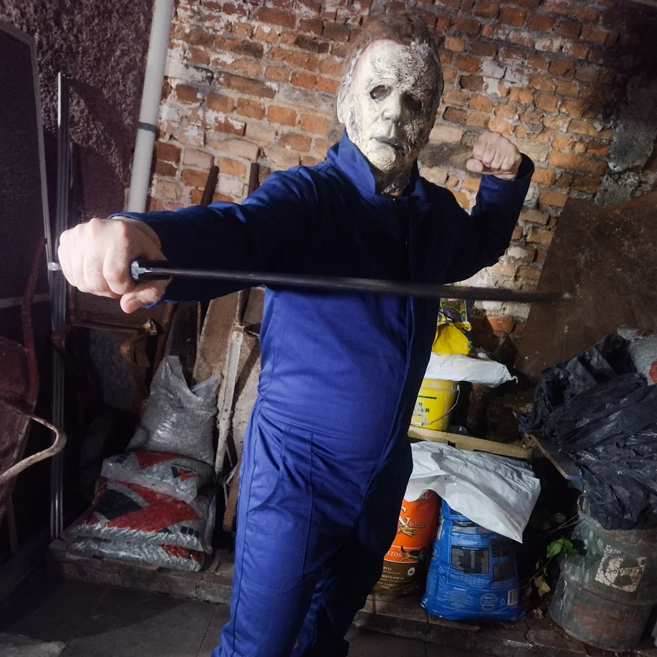 Maquiagem FX e figurino cinematografico do Michael Myers da empresa Personagens de Terror