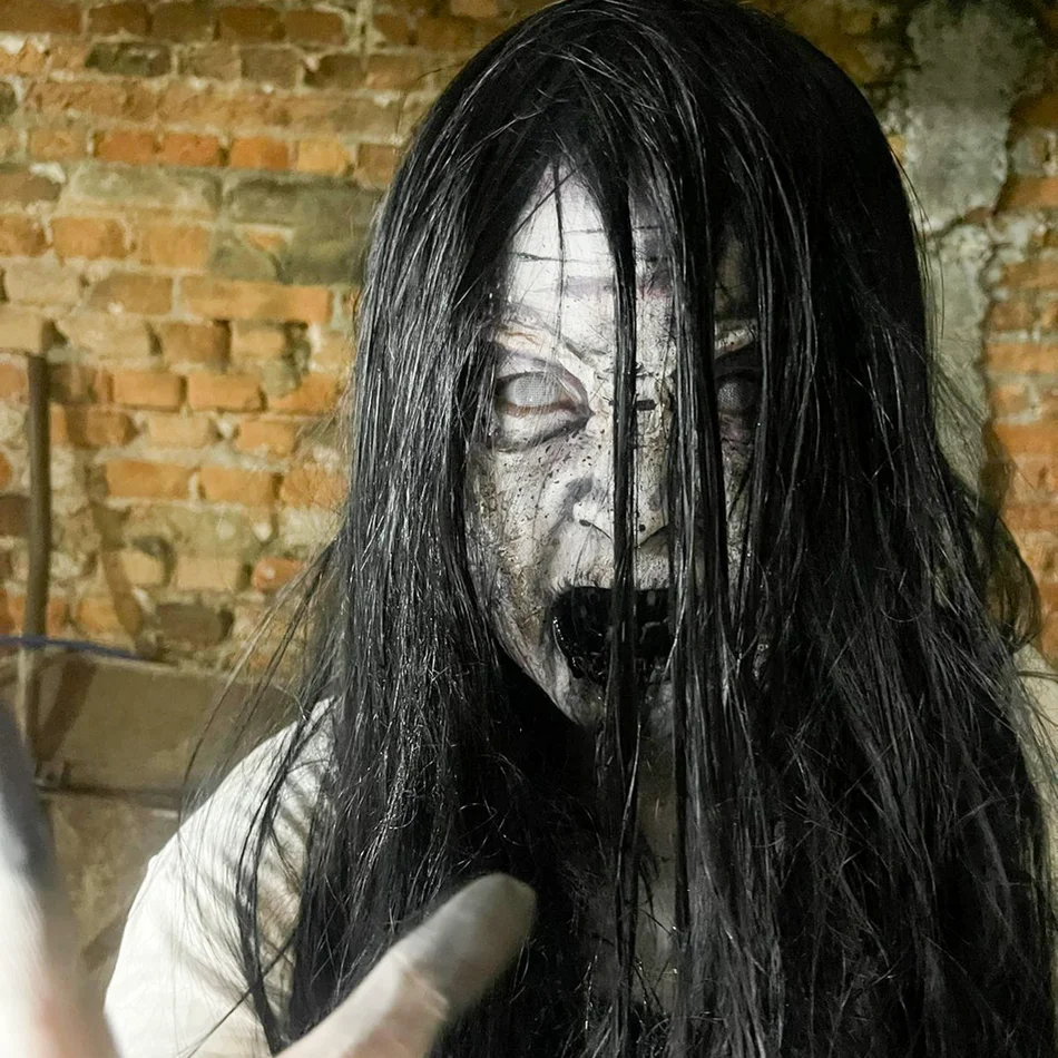 Performance ao vivo de Samara rastejando em festa temática de Halloween em São Paulo Performance ao vivo de Samara rastejando em festa temática de Halloween em São Paulo
